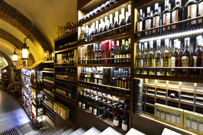 boutique-STE ANASTASIE SUR ISSOLE-min_world_street_travel_shop_canon_georgia_wine_bottles-429767
